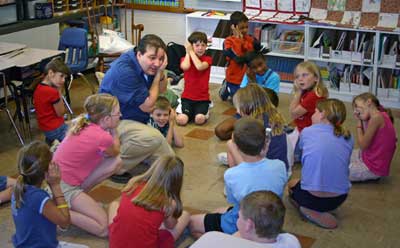 Kevin Cordi tells stories in a school.